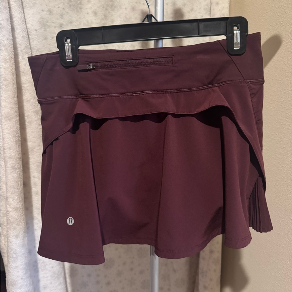 Lululemon Play off the Pleats Tennis Skirt in Burgundy - Picture 2 of 3